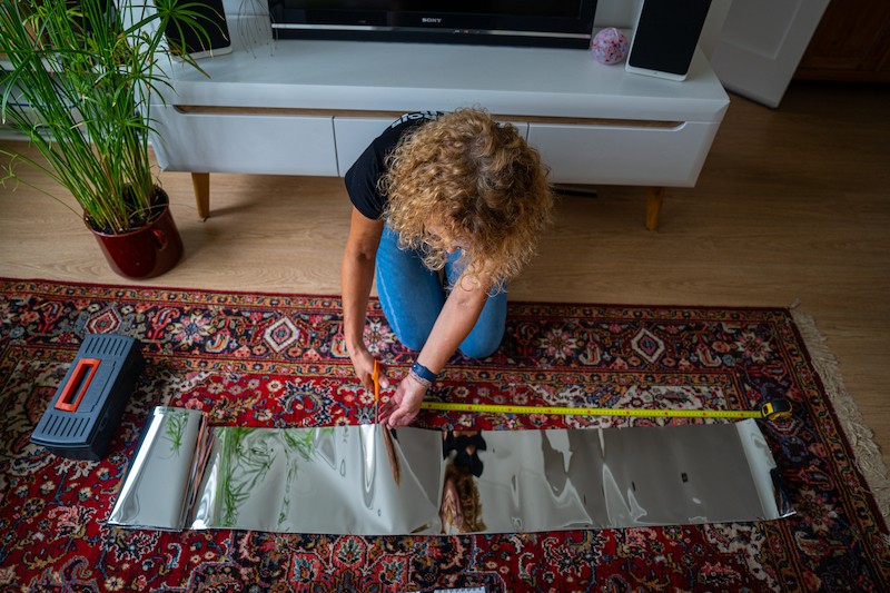 energiehulp brengt radiatorfolie aan
