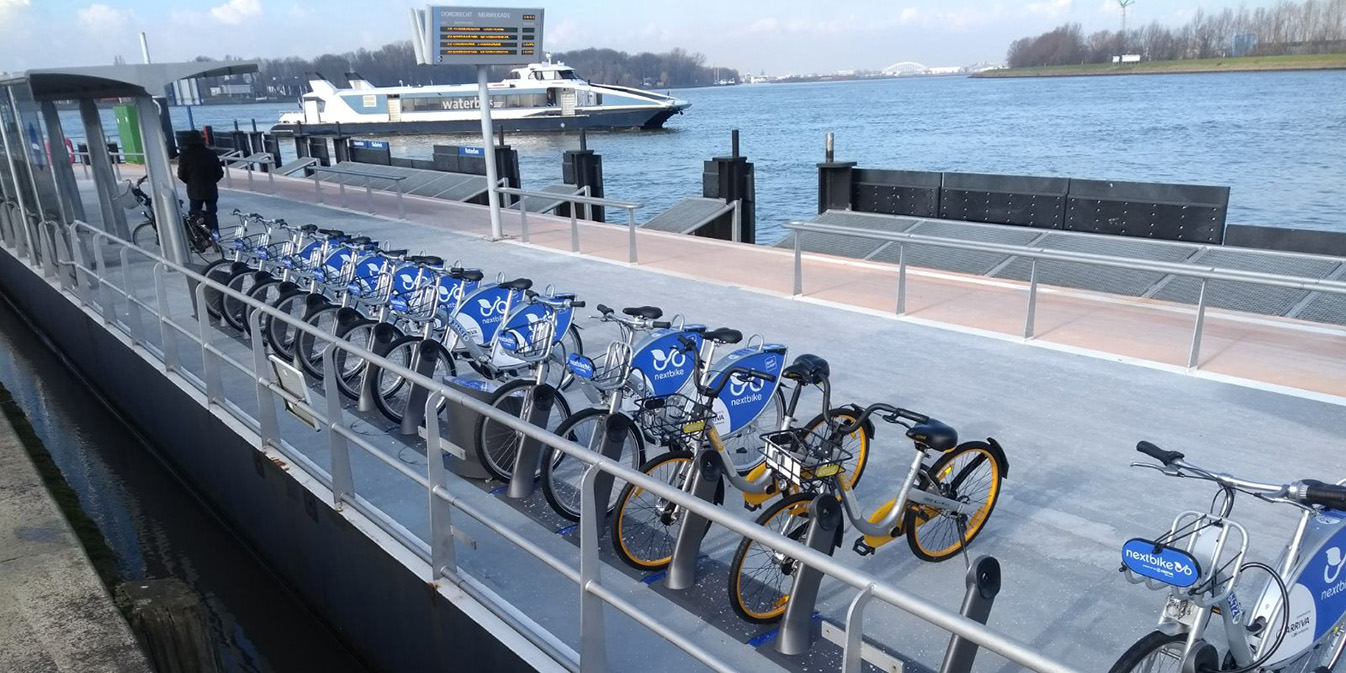 Deelfietsen bij waterbushalte