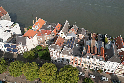 Luchtfoto van monumenten met zonnepanelen op het dak