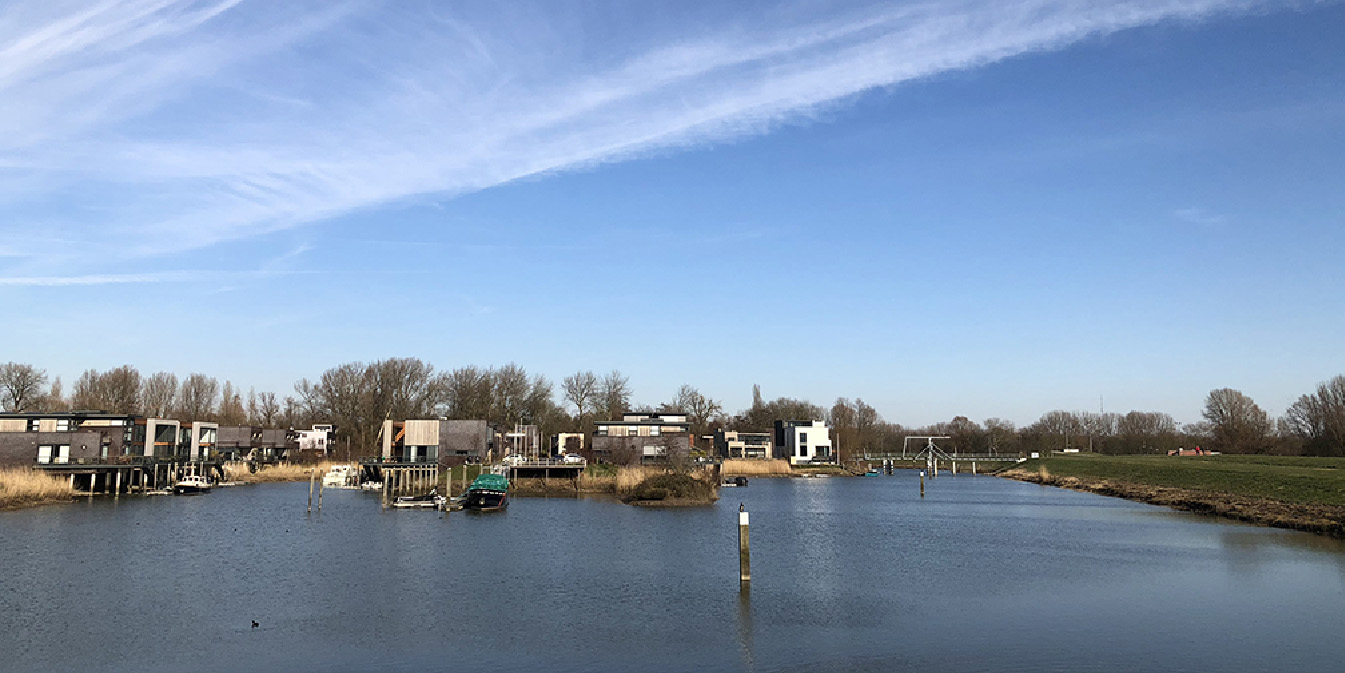 Landschap met water en gebouwen  in de Drechtsteden