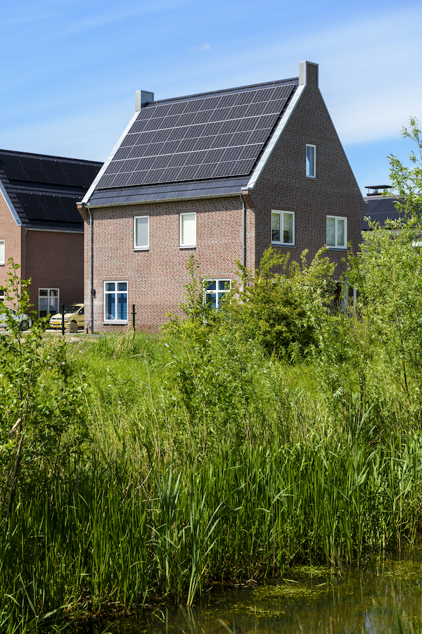 Een huis met zonnepanelen